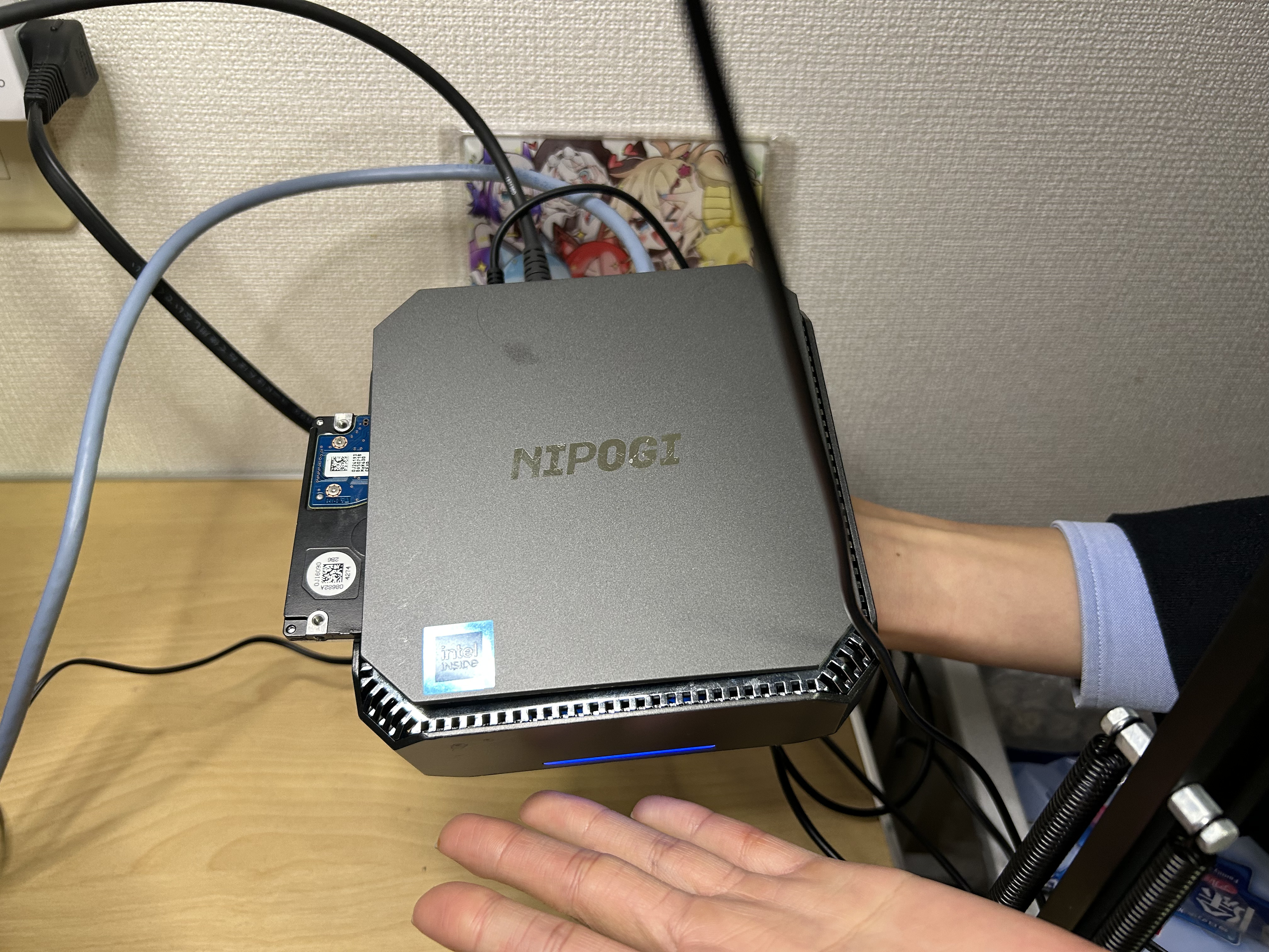 パソコンの画像．片手に収まるサイズ